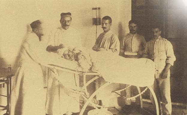 Un paciente es atendido en la sala de curas del Hospital Civil Provincial. 