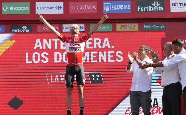 Imagen principal - En la imagen superior, Tomasz Marczynski celebra el triunfo en el podio. A la izquierda, La Vuelta júnior atravesó la meta en primer lugar. Al lado, SUR, uno de los patrocinadores de la Vuelta. 