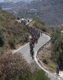 Imagen secundaria 2 - En la imagen superior, el pelotón, al pasar por las playas de la Axarquía. A la izquierda, los ciclistas, en las inmediaciones de Antequera. Al lado, los corredores, en plena bajada por las carreteras malagueñas.