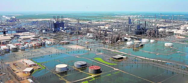 El agua mantenía ayer bajo el agua buena parte de las instalaciones de planta química de Motiva Enterprises LLC, en Port Arthur (Texas). :: Adrees Latif / Reuters