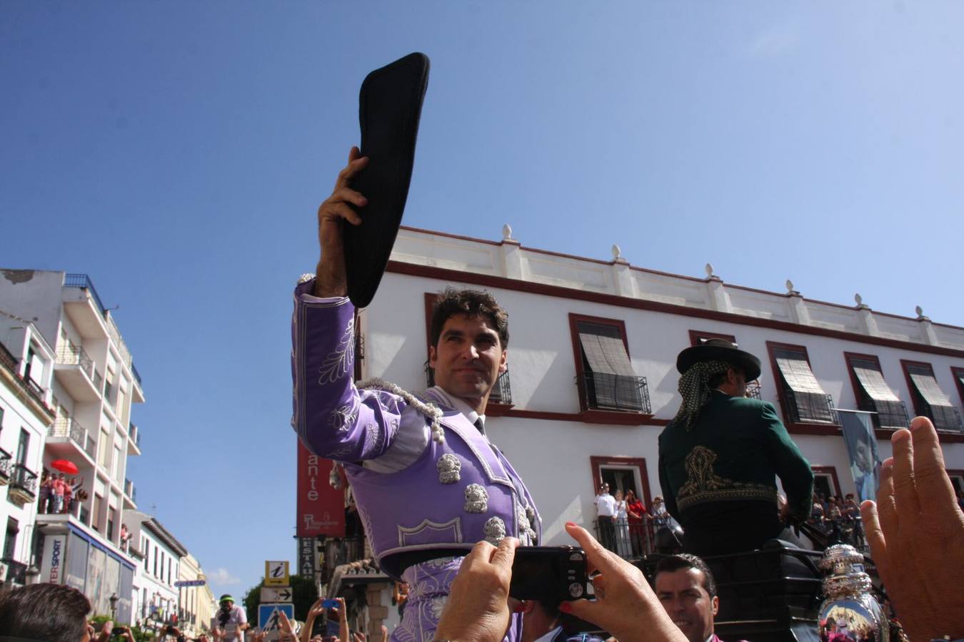 Agatha Ruiz de la Prada, José Manuel Soto, Enrique Romero, el marqués de Griñón y Susana Griso, entre otros, han hecho el paseíllo en la ciudad del Tajo