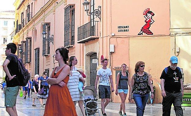 El mosaico de la mujer vestida de gitana instalado en el Palacio Episcopal, declarado BIC, prendió la polémica en Málaga. 