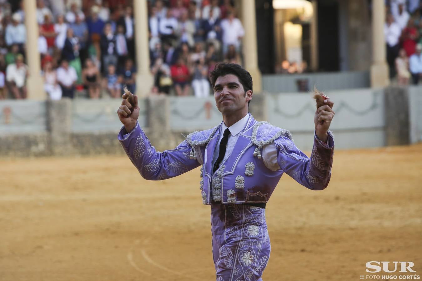 El diestro corta 2 orejas en el último toro de su carrera en una Goyesca en la que destacaron Perera y Cayetano a pie y el rejoneador Diego Ventura