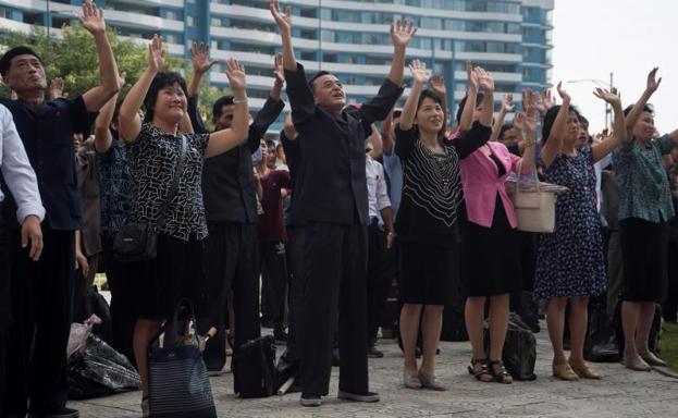 Norcoreanos celebran el ensayo nuclear.