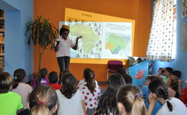 Mujeres africanas narran su historia a escolares en los encuentros de ASPA