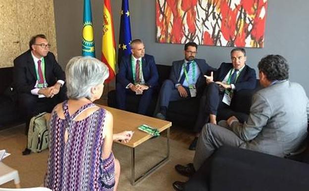 Reunión con el embajador de España en Astaná. 
