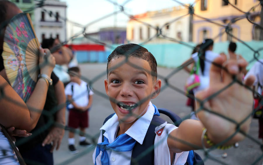 El inicio del curso escolar 2017-2018, en La Habana (Cuba) con la incorporación a las aulas de más de 1,7 millones de estudiantes y nuevos retos como actualizar el sistema nacional de enseñanza y lograr la formación de más maestros para cubrir el déficit docente en varias provincias del país caribeño.