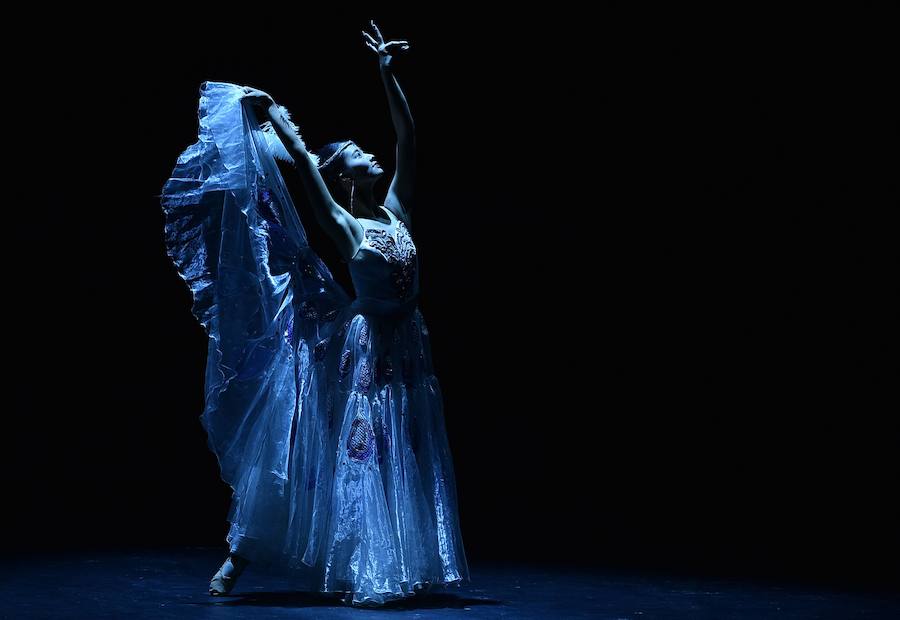 Miembros de la Compañía Artística China de personas discapacitadas realizan su espectáculo "My dream" en el Teatro Jorge Eliecer Gaitán en Bogotá, Colombia. Una programación repleta de danza, música y poesía China. 