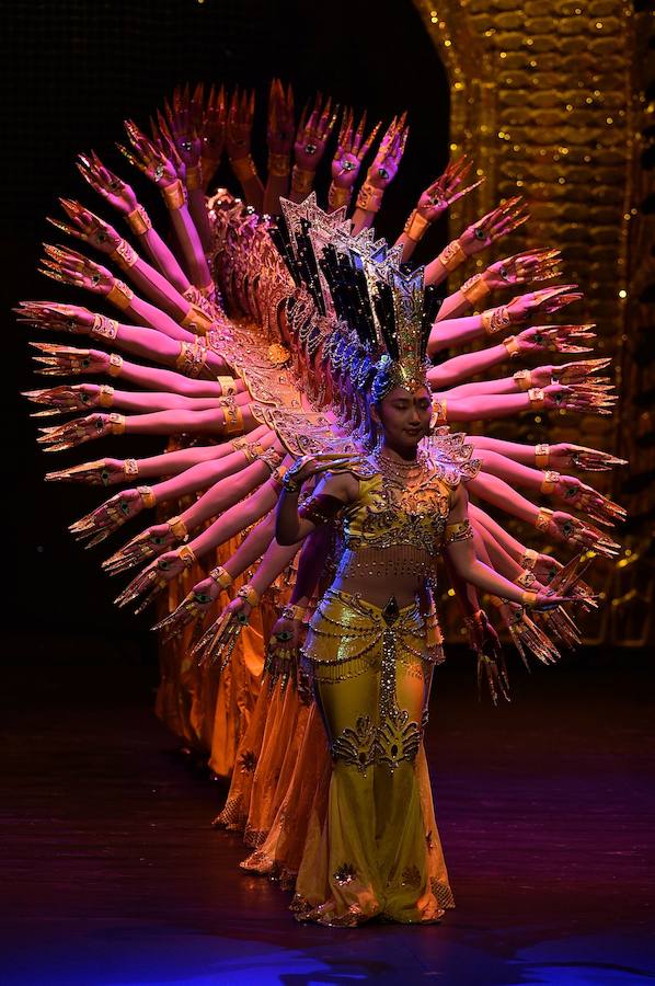 Miembros de la Compañía Artística China de personas discapacitadas realizan su espectáculo "My dream" en el Teatro Jorge Eliecer Gaitán en Bogotá, Colombia. Una programación repleta de danza, música y poesía China. 