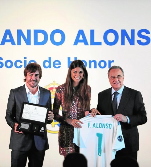 Alonso, su novia Linda Morselli y Florentino Pérez, ayer. :: reuters