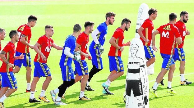 Los jugadores de la selección española, durante un entrenamiento en la Ciudad del Fútbol de Las Rozas. :: Juan Carlos Hidalgo. efe