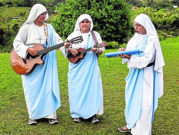 María Valentina de los Ángeles (centro), junto a las hermanas Alejandra y Ana María. :: r. A. / AFP