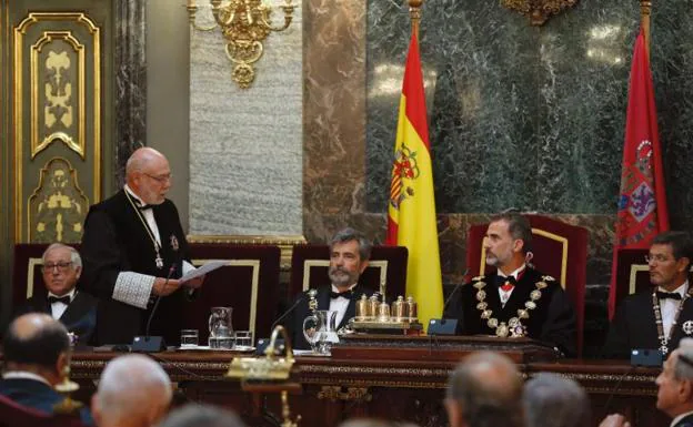José Manuel Maza (de pie) interviene en la sesión de apertura del año judicial.