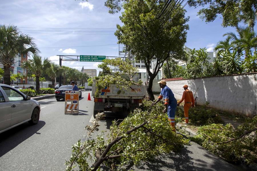 Los residentes se preparan con provisiones de comida, agua y combustible para hacer frente a vientos que llegan a los 177 km/h según informa el Centro Nacional de Huracanes. El huracán llegó a las Islas Vírgenes Británicas durante la madrugada del miércoles con menores destrozos de los esperados aunque continuará avanzando pasando por las Bahamas hasta Florida. 