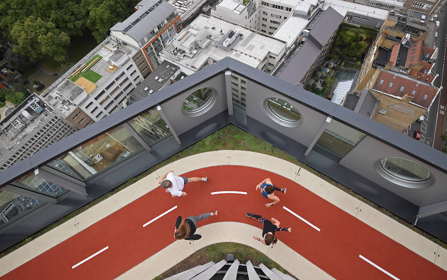 El edificio White Collar Factory en Londres presenta una pista de atletismo en la azotea para los empleados. El circuito de 150 metros fue diseñado por el arquitecto Allford Hall Monaghan Morris.