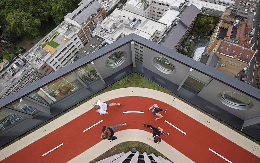 El edificio White Collar Factory en Londres presenta una pista de atletismo en la azotea para los empleados. El circuito de 150 metros fue diseñado por el arquitecto Allford Hall Monaghan Morris.