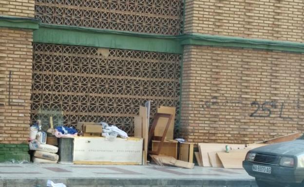 Muebles y enseres apilados en calle Rafael Andrades Navarrete con Nuestra Señora de las Candelas.