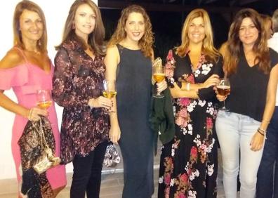 Imagen secundaria 1 - En la imagen superior, Elena Gaspar, Alfonso Sánchez, Gongo Espinosa, Mari Carmen Anglada y José Alberto Gaspar. A la izquierda, Begoña Arias, Rocío Luisi, Ana Muñoz, Mamen Gaspar y Victoria Torres. Al lado, Álvaro Albadalejo, Patricia Plaza y Eduardo Medina.