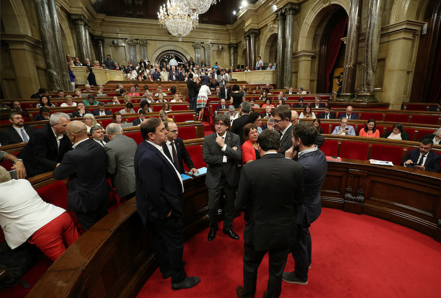 El Parlamento de Cataluña aprobó este miércoles una ley para convocar para el 1 de octubre un referéndum de secesión de España, que el Gobierno central considera inconstitucional y que buscará impedir con todo su arsenal jurídico.