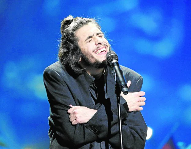 El cantante Salvador Sobral interpreta 'Amar pelos dois' en la final de Eurovisión. 
