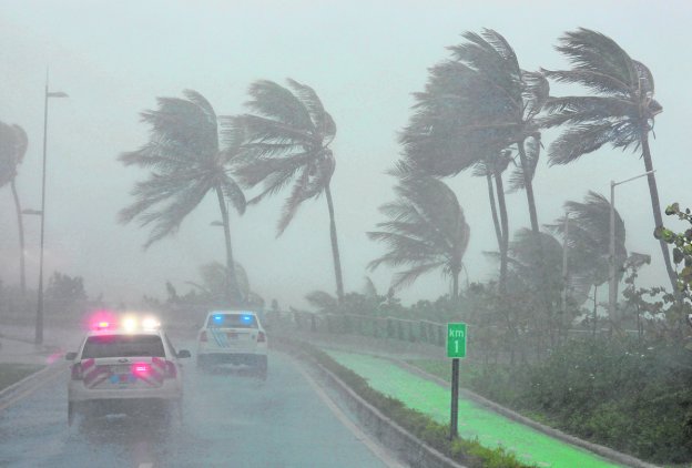 Fuertes vientos azotan la capital de Puerto Rico. Abajo, los ciudadanos de Homestead (Florida) hacen acopio de víveres ante la próxima llegada del huracán. :: reuters y AFP