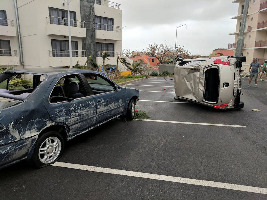 Imágenes de los destrozos producidos por el ciclón más potente del Atlántico que ha registrado hasta el momento 11 fallecidos y 21 heridos. El tifón calificado como "extremadamente peligroso" y de categoría 5 preocupa a los ciudadanos que están huyendo de sus hogares. 