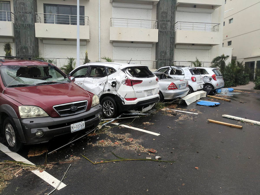 Imágenes de los destrozos producidos por el ciclón más potente del Atlántico que ha registrado hasta el momento 11 fallecidos y 21 heridos. El tifón calificado como "extremadamente peligroso" y de categoría 5 preocupa a los ciudadanos que están huyendo de sus hogares. 