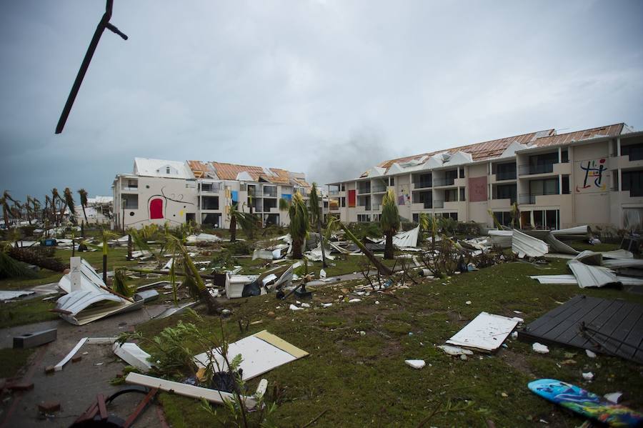 Imágenes de los destrozos producidos por el ciclón más potente del Atlántico que ha registrado hasta el momento 11 fallecidos y 21 heridos. El tifón calificado como "extremadamente peligroso" y de categoría 5 preocupa a los ciudadanos que están huyendo de sus hogares. 