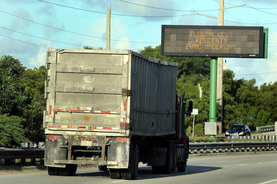 Imágenes de los destrozos producidos por el ciclón más potente del Atlántico que ha registrado hasta el momento 11 fallecidos y 21 heridos. El tifón calificado como "extremadamente peligroso" y de categoría 5 preocupa a los ciudadanos que están huyendo de sus hogares. 