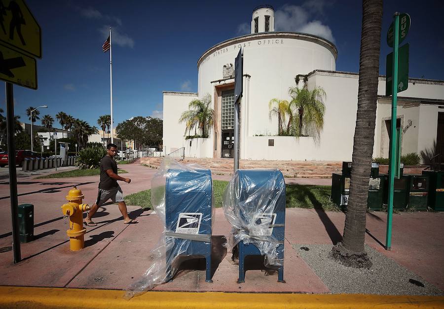 Imágenes de los destrozos producidos por el ciclón más potente del Atlántico que ha registrado hasta el momento 11 fallecidos y 21 heridos. El tifón calificado como "extremadamente peligroso" y de categoría 5 preocupa a los ciudadanos que están huyendo de sus hogares. 