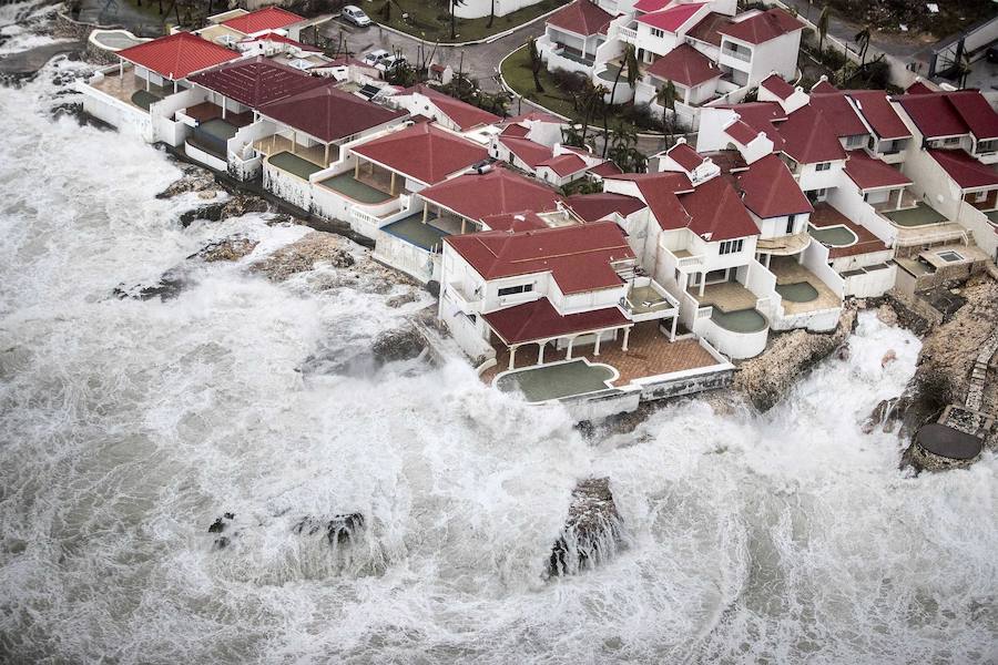 Imágenes de los destrozos producidos por el ciclón más potente del Atlántico que ha registrado hasta el momento 11 fallecidos y 21 heridos. El tifón calificado como "extremadamente peligroso" y de categoría 5 preocupa a los ciudadanos que están huyendo de sus hogares. 