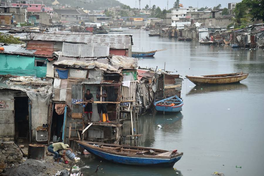 Imágenes de los destrozos producidos por el ciclón más potente del Atlántico que ha registrado hasta el momento 11 fallecidos y 21 heridos. El tifón calificado como "extremadamente peligroso" y de categoría 5 preocupa a los ciudadanos que están huyendo de sus hogares. 