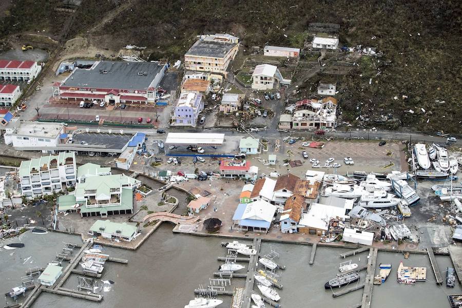 Imágenes de los destrozos producidos por el ciclón más potente del Atlántico que ha registrado hasta el momento 11 fallecidos y 21 heridos. El tifón calificado como "extremadamente peligroso" y de categoría 5 preocupa a los ciudadanos que están huyendo de sus hogares. 