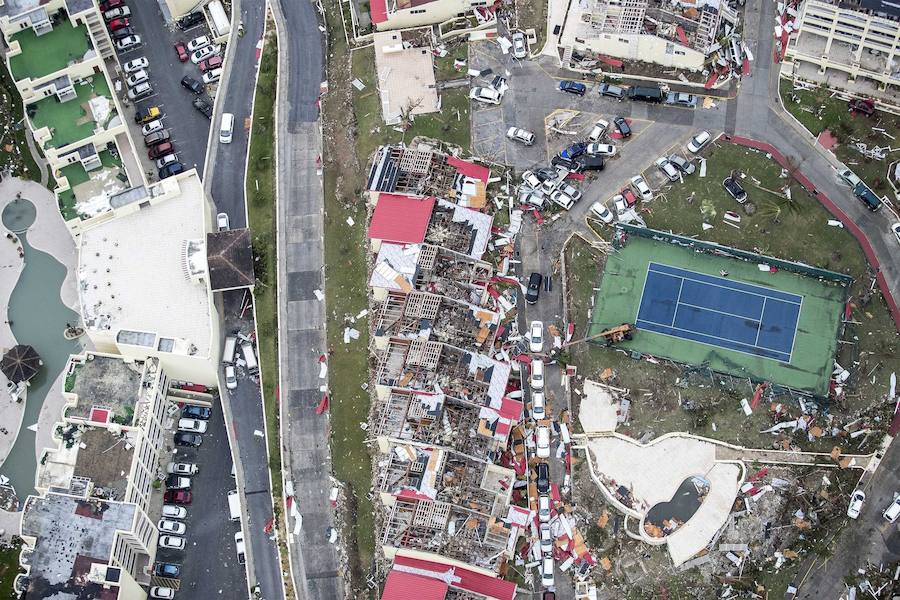 Imágenes de los destrozos producidos por el ciclón más potente del Atlántico que ha registrado hasta el momento 11 fallecidos y 21 heridos. El tifón calificado como "extremadamente peligroso" y de categoría 5 preocupa a los ciudadanos que están huyendo de sus hogares. 