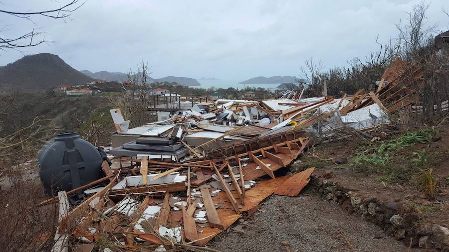 Imágenes de los destrozos producidos por el ciclón más potente del Atlántico que ha registrado hasta el momento 11 fallecidos y 21 heridos. El tifón calificado como "extremadamente peligroso" y de categoría 5 preocupa a los ciudadanos que están huyendo de sus hogares. 