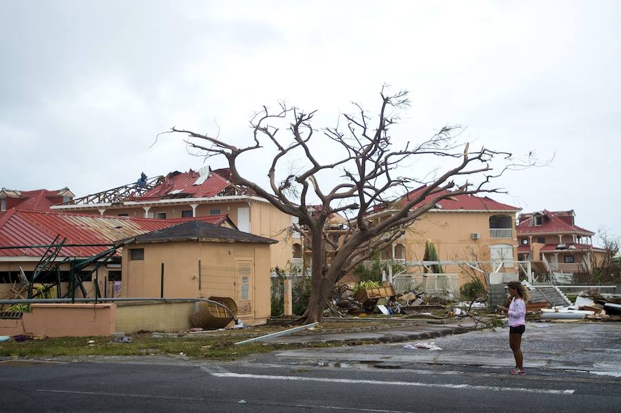 Imágenes de los destrozos producidos por el ciclón más potente del Atlántico que ha registrado hasta el momento 11 fallecidos y 21 heridos. El tifón calificado como "extremadamente peligroso" y de categoría 5 preocupa a los ciudadanos que están huyendo de sus hogares. 