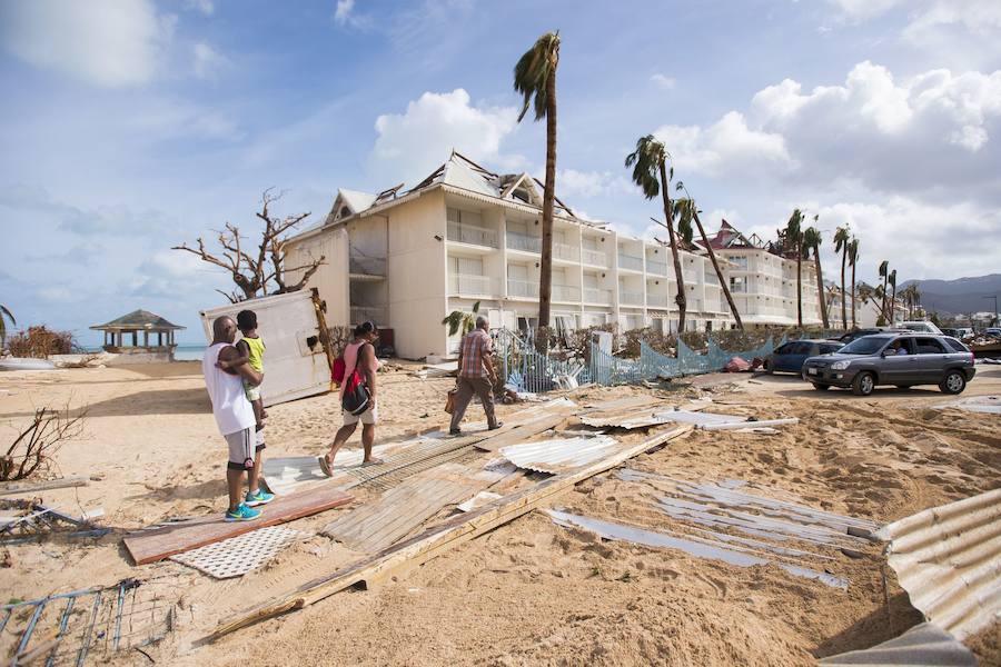 Imágenes de los destrozos producidos por el ciclón más potente del Atlántico que ha registrado hasta el momento 11 fallecidos y 21 heridos. El tifón calificado como "extremadamente peligroso" y de categoría 5 preocupa a los ciudadanos que están huyendo de sus hogares. 