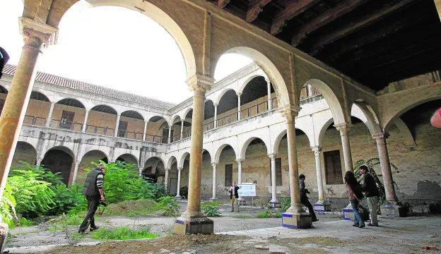 Interior del convento de la Trinidad, donde se han tenido que llevar a cabo actuaciones de consolidación por su abandono. :: fernando gonzález