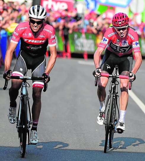 Contador y Froome cruzan la meta de la 18ª etapa. :: JOSE JORDAN. afp