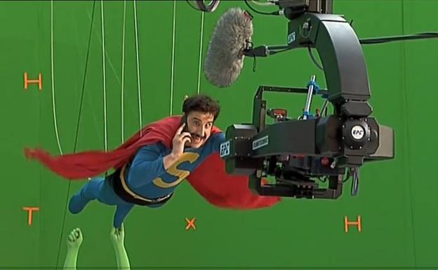 Dani Rovira, ayer, ‘volando’ en el rodaje de ‘Superlópez’. 