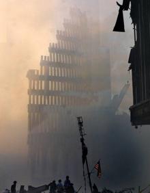 Imagen secundaria 2 - Los tanques de queroseno de los aviones derritieron el acero de los rascacielos, que ardieron a 800 grados. Las cenizas y el polvo sepultaron las calles e hicieron que bomberos y policías parecieran figuras espectrales. 