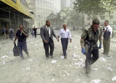 Imagen secundaria 1 - Los tanques de queroseno de los aviones derritieron el acero de los rascacielos, que ardieron a 800 grados. Las cenizas y el polvo sepultaron las calles e hicieron que bomberos y policías parecieran figuras espectrales. 