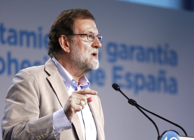 Mariano Rajoy interviene ayer en la clausura de la reunión intermunicipal del PP en Zaragoza. :: javier cebollada / efe