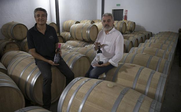 Francisco y José Miguel Pérez Hidalgo, en la bodega de Álora. 