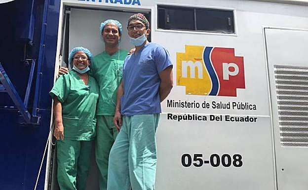 César Ramírez (centro), en Ecuador en 2016.