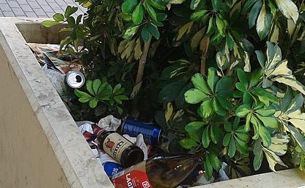 Macetero lleno de basuras.