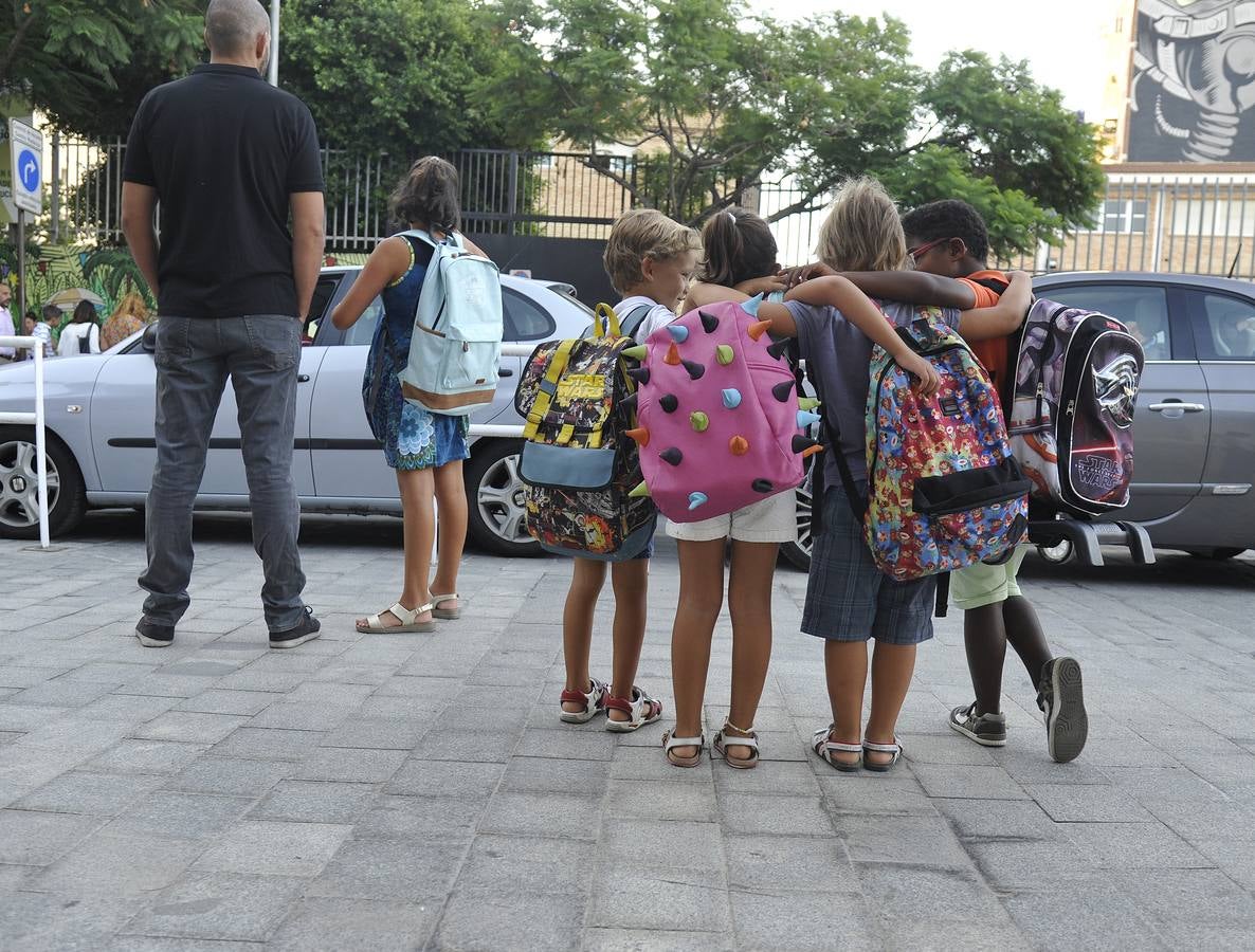 Un grupo de niños en la vuelta al cole esta mañana.