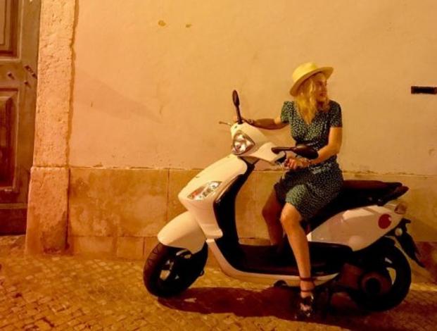 Madonna, en moto por Alfama. 