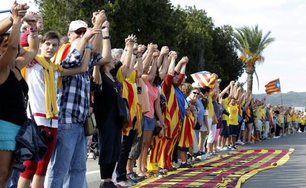 Participantes en la cadena humana.