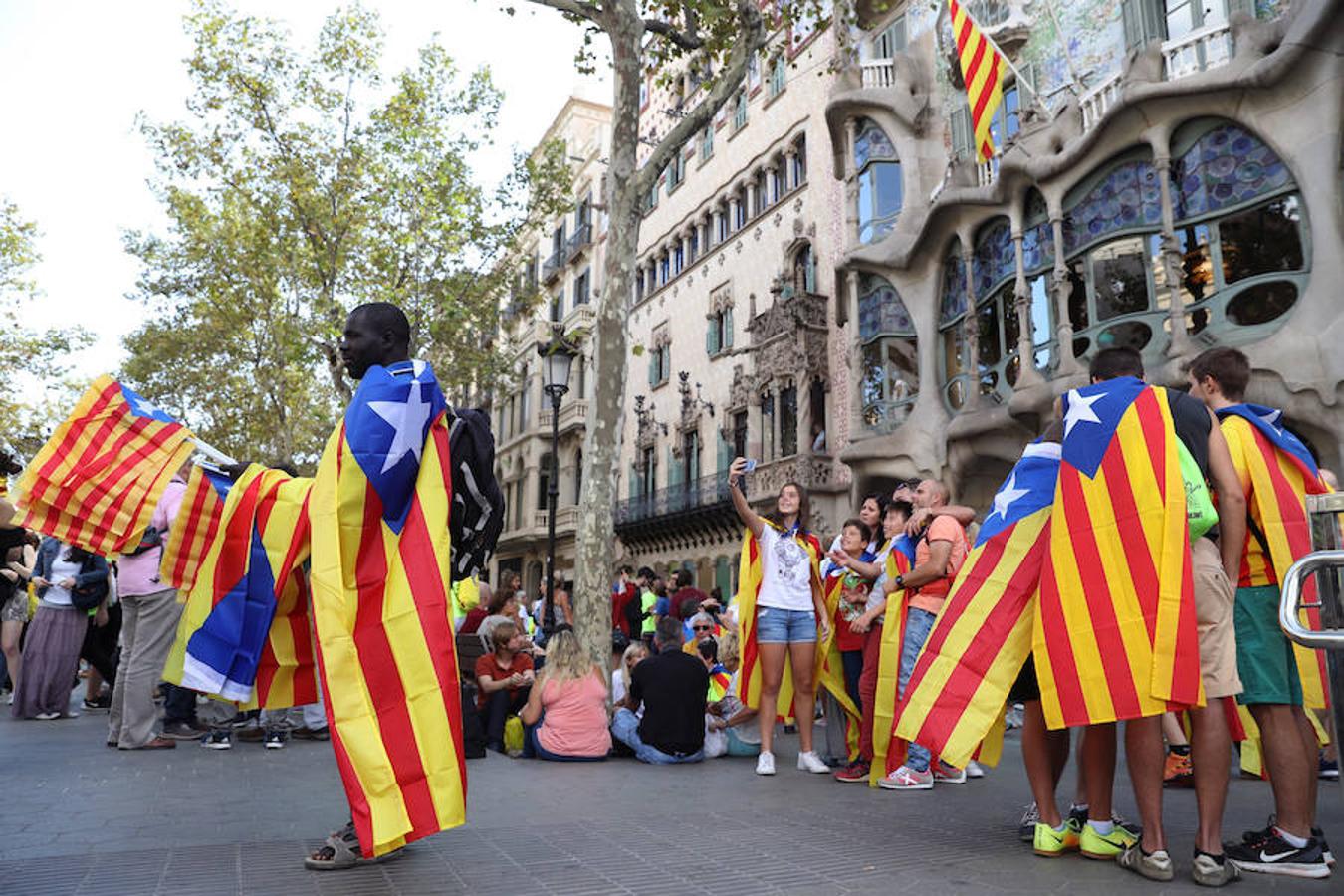 Miles de personas con esteladas han llenado las calles de Barcelona durante la marcha independentista con motivo de la Diada